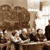 За столом слева направо: Б.Д. Корсунская, А.Г. Зикеев, Т.А. Власова, М.Д. Чавушьян, О.М. Соловьева.